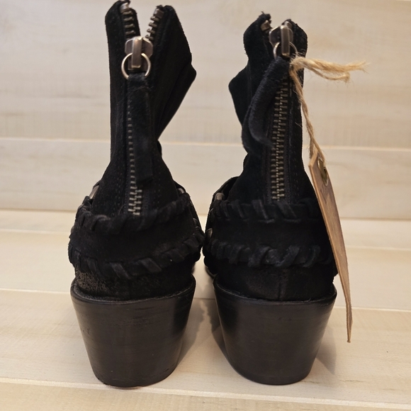 {6} NWT Vintage 7 Alameda Black Suede Western Buckle Ankle Booties - Picture 8 of 15